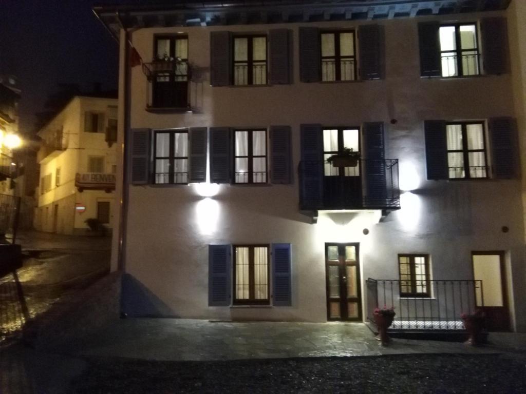 CastellʼAlferoにあるcasa del miglioの青いシャッター付きのアパートメントビル