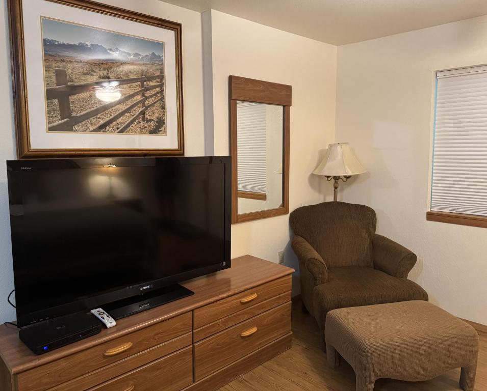 Rocky Mountain Inn - King Studio
