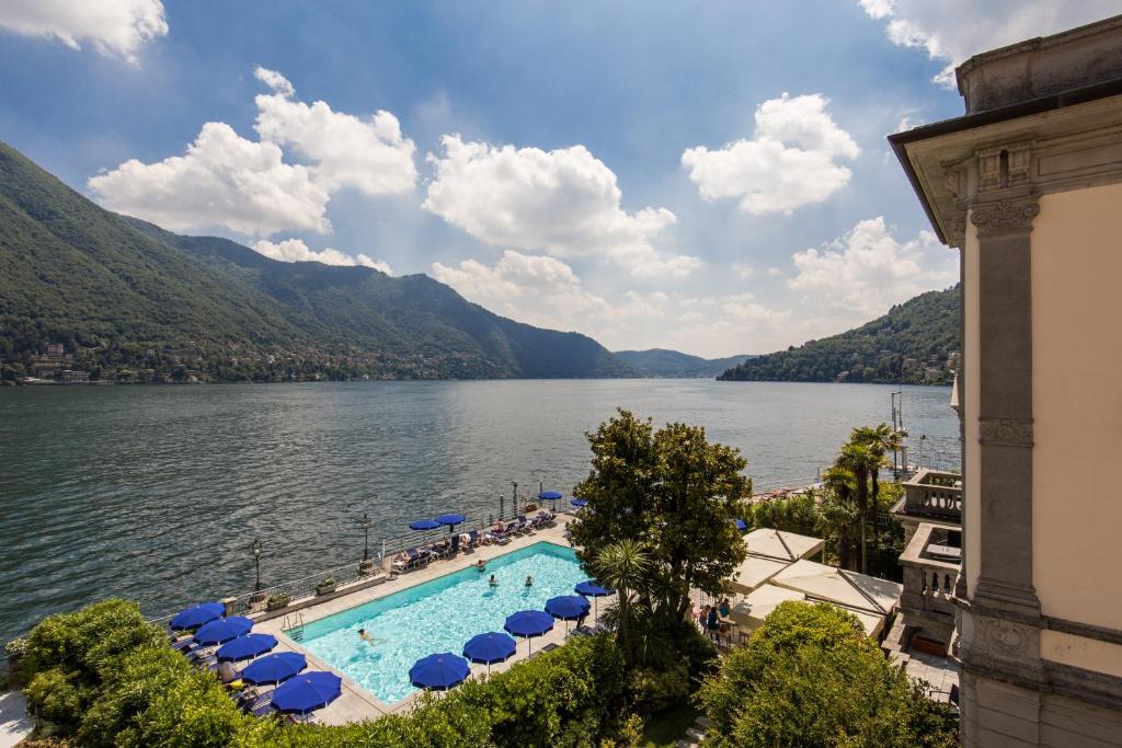 una vista de un gran cuerpo de agua con una piscina en Grand Hotel Imperiale Resort & SPA, en Moltrasio