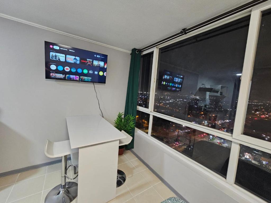 TV a/nebo společenská místnost v ubytování Apartment steps from the Alameda Terminal, Escuela PDI, Estación de Trenes and USACH, Facturable