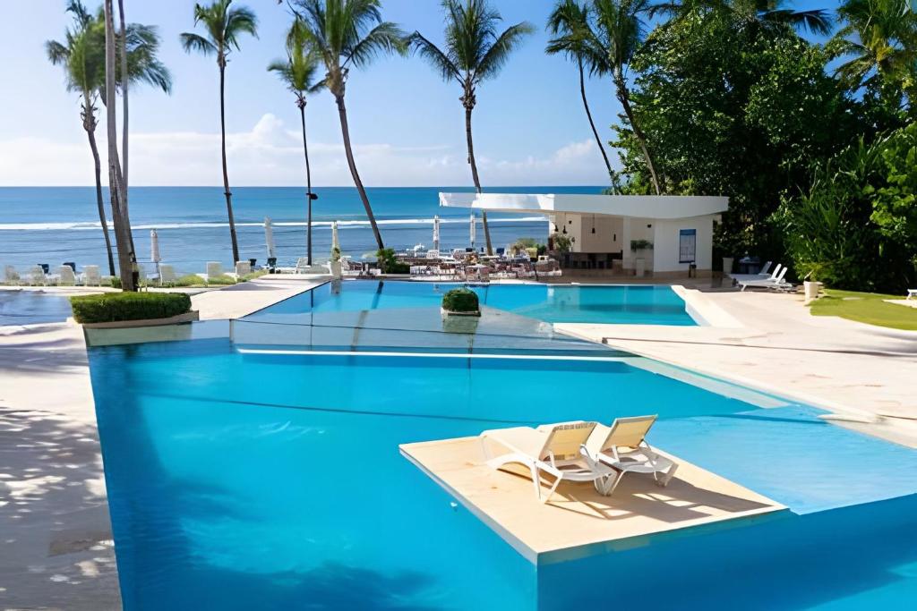 Πισίνα στο ή κοντά στο Caribbean Life Paradise,1BDRM & BBQ Beachfront Apt