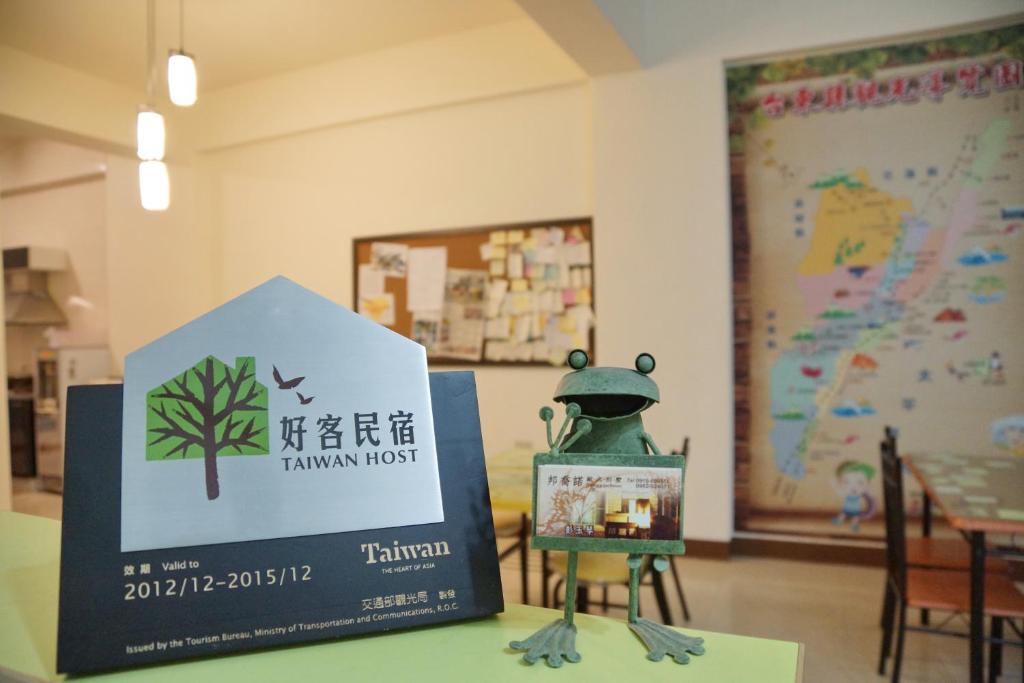 a sign sitting on a table with a frog on it at Bang Qiaonuo - Peng&#39;s family in Taitung City