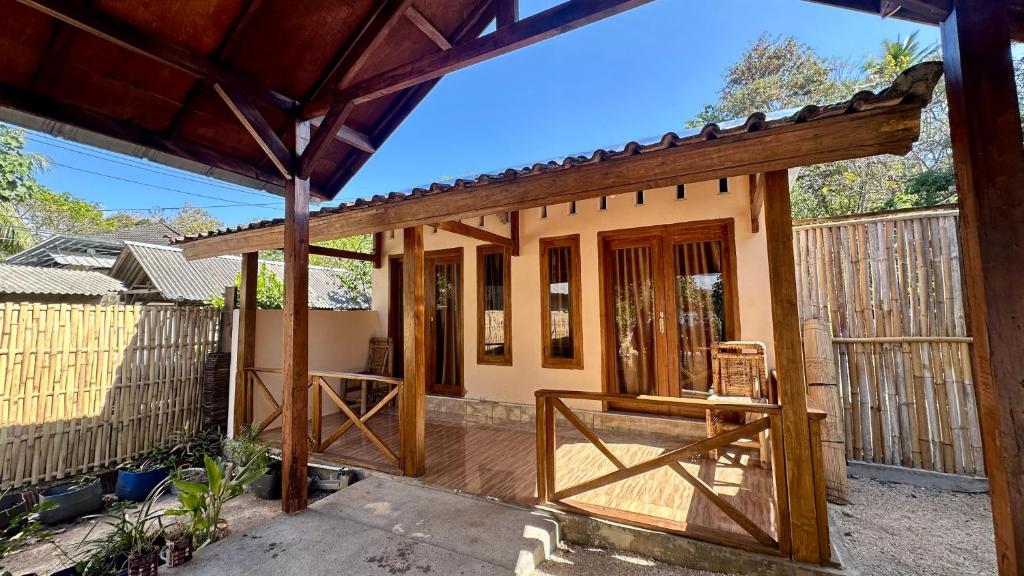 Gili GedeにあるHafsan Homestay Gili Gedeの塀建築中の家