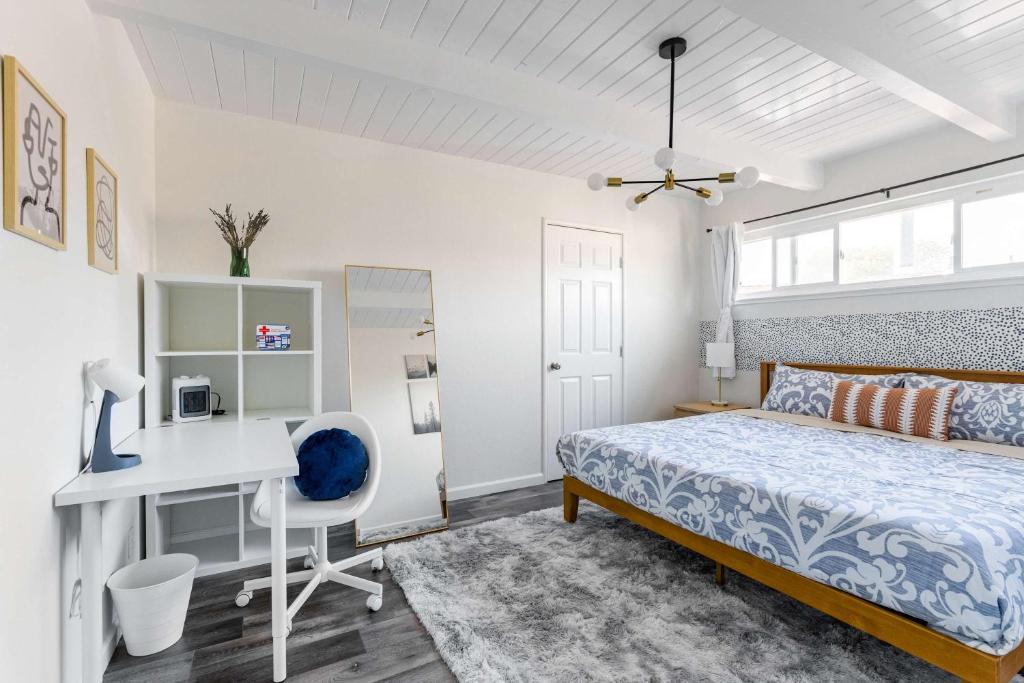 a bedroom with a bed and a desk and a desk at Chic Abode In Central Berkley in Berkeley