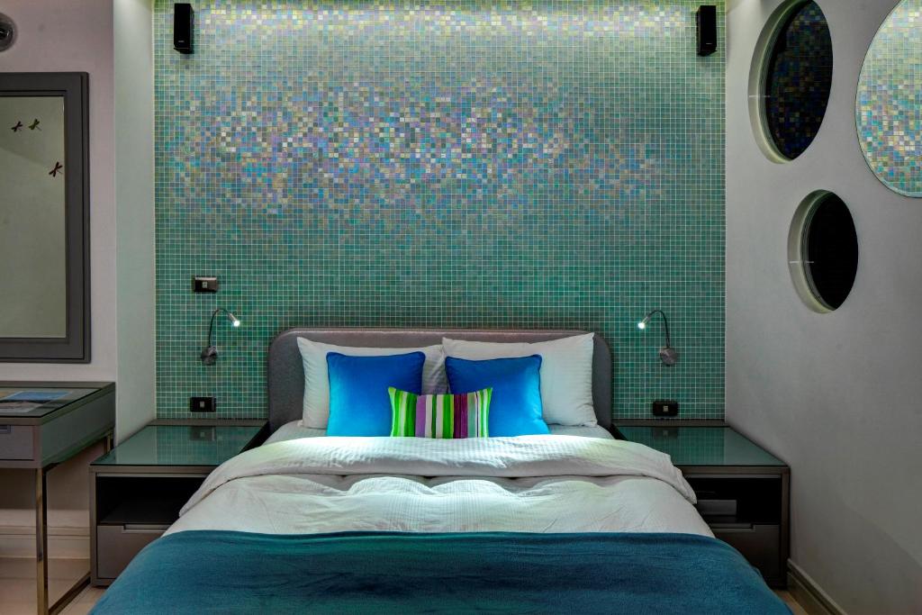 una camera da letto con un letto con una parete verde di 花漾村聲民宿 和風浴缸 歐舒丹洗沐 a Città di Hualien