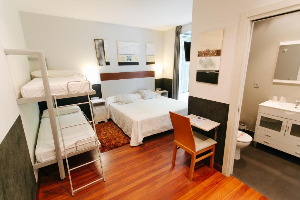 Posteľ alebo postele v izbe v ubytovaní Hostal San Sebastian Centro