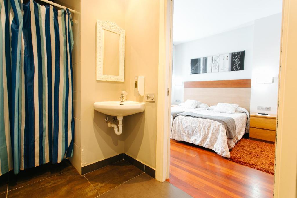 Posteľ alebo postele v izbe v ubytovaní Hostal San Sebastian Centro