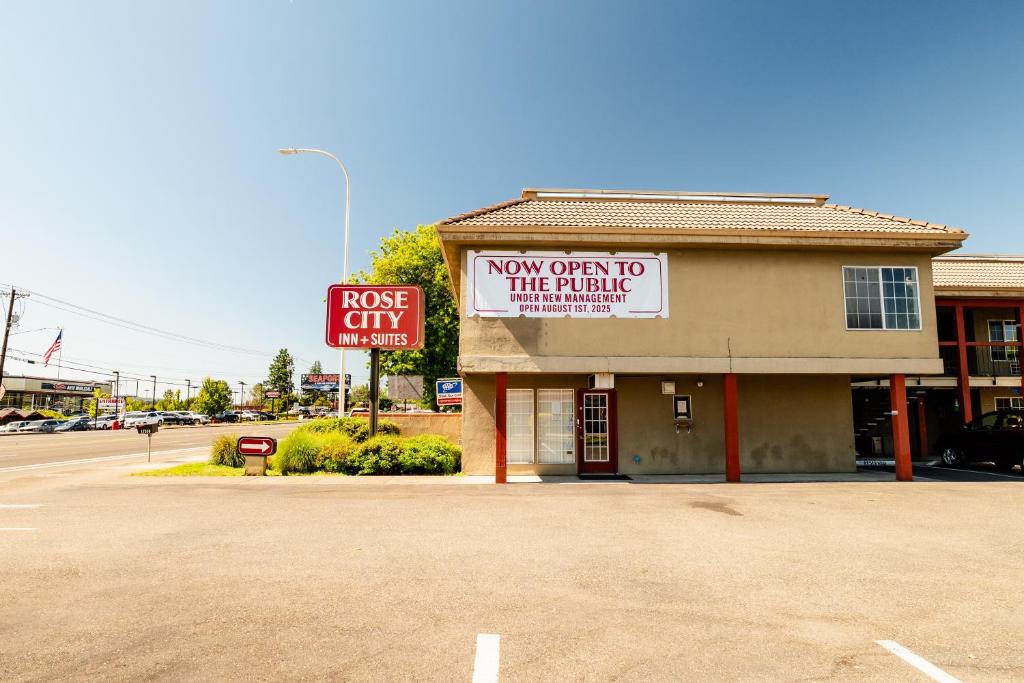 Rose City Inn & Suites photo