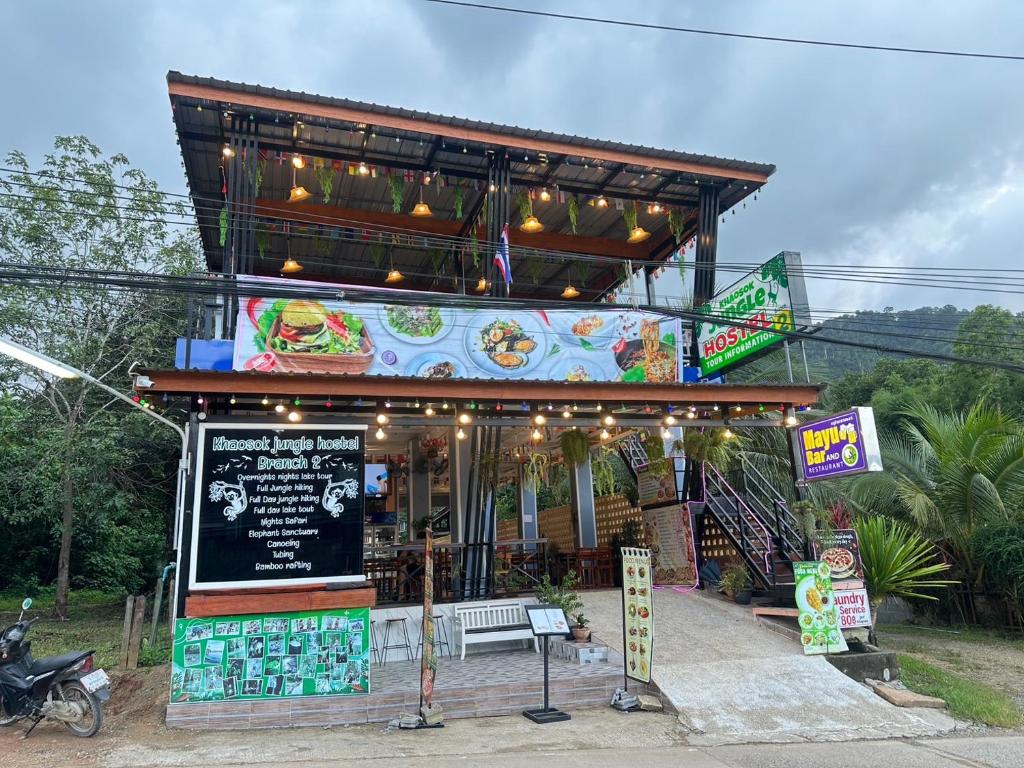 een restaurant met een bankje ervoor bij Khaosok Jungle Hostel Branch 2 in Khao Sok