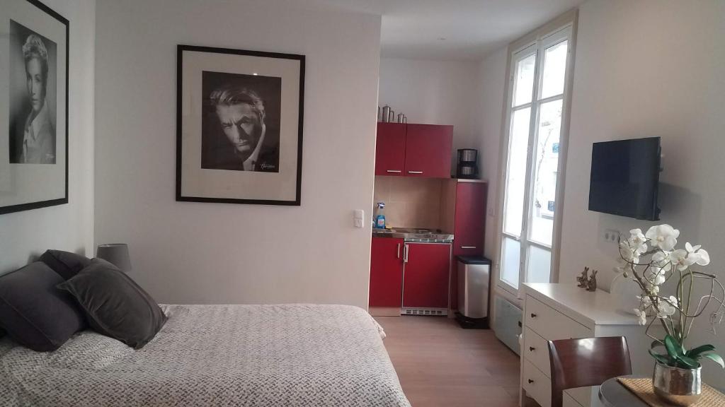 Postel nebo postele na pokoji v ubytování Très joli studio à 2 pas du Château de Vincennes