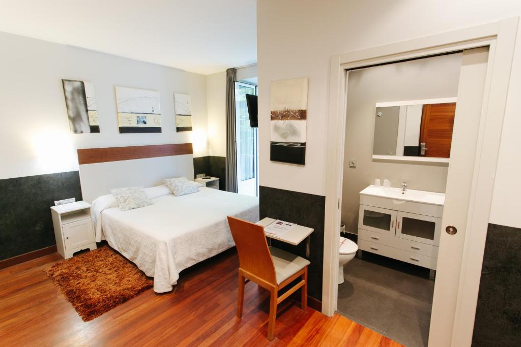 サン・セバスティアンにあるHostal San Sebastian Centroのベッドルーム1室(ベッド1台付)、バスルーム(シンク付)