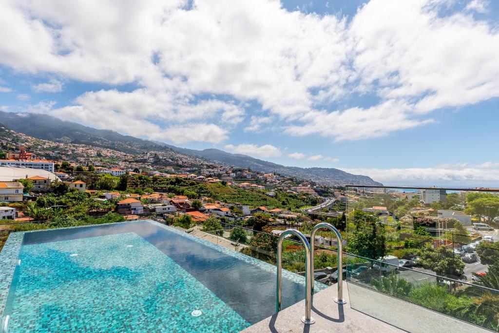 einen Pool mit Stadtblick in der Unterkunft Casa da Ilha in Funchal