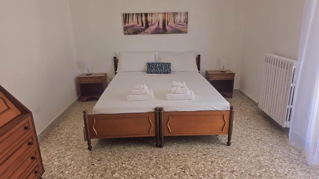 Un pat sau paturi într-o cameră la Dimora Peppino