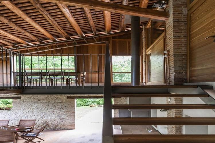 アーゾロにあるModern Farmhouse in Pagnano Italy near Forestのテーブルと椅子が置かれた広い部屋