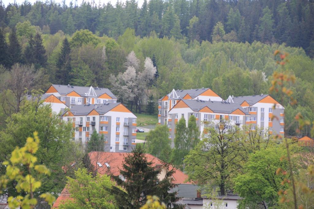 un grupo de casas en una ciudad con árboles en Apartament Nowoczesny en Świeradów-Zdrój