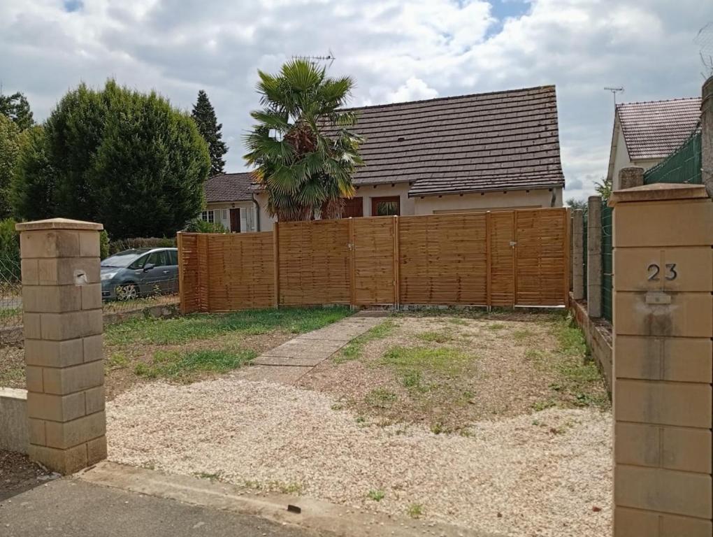 La Celle-sous-GouzonにあるMaison 1- entre ville et verdureの家の前の木の柵