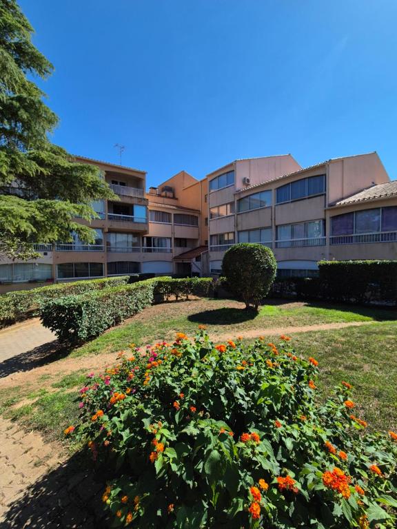 滨海萨纳里Cozy studio proche plages et gare的一座门前种满鲜花的大学建筑