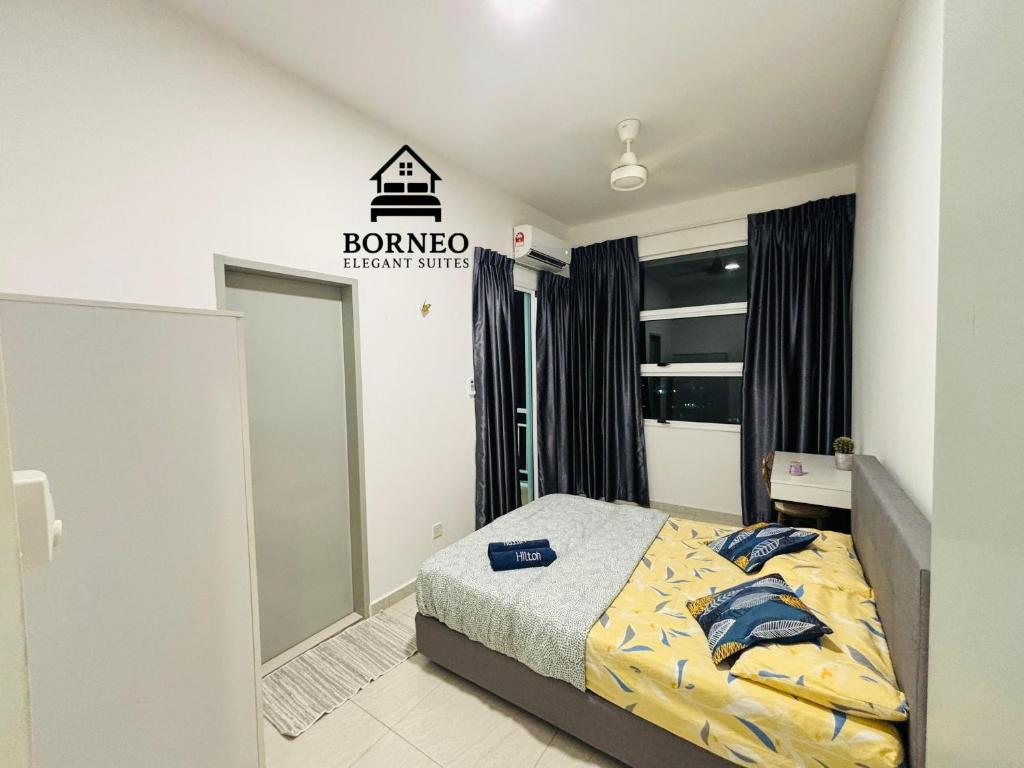 サンダカンにあるBorneo Elegant suites Borneo Coveのベッドと「借り物のキッチンセット」と書かれた看板のある寝室