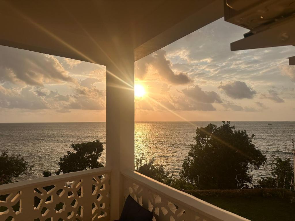 une vue sur l'océan depuis un balcon dans l'établissement Luxury Beachfront apartment at Baobab Waves, à Mombasa