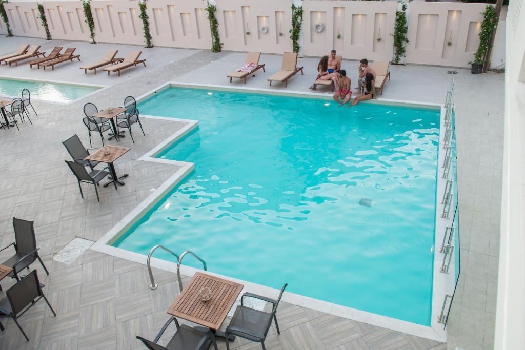 Bazén v ubytování Lefkadio Suites nebo v jeho okolí