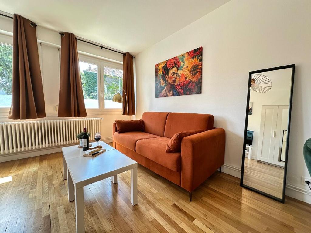a living room with a couch and a table at M Lorry Frida cosy au rdc avec balcon proche Metz in Metz
