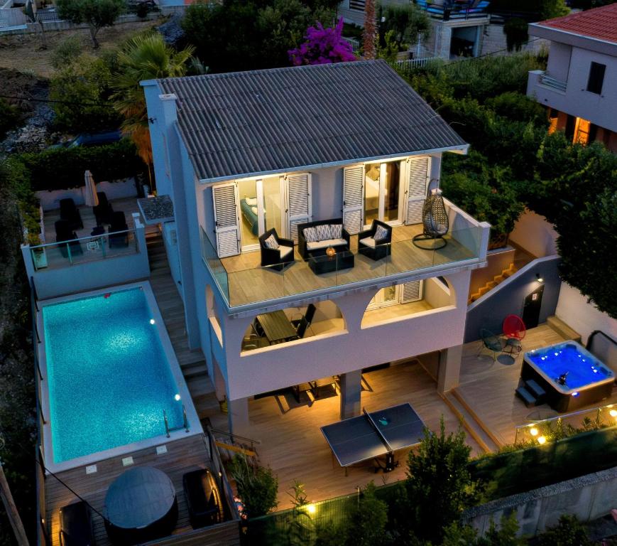 een luchtfoto van een huis met een zwembad bij Vila Perla Slatine in Slatine