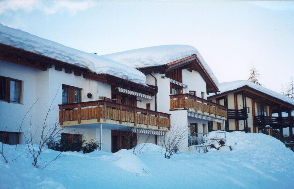 a large building with snow on the roof at Casa Migiur 3,5 Zimmer-Apartment in Laax