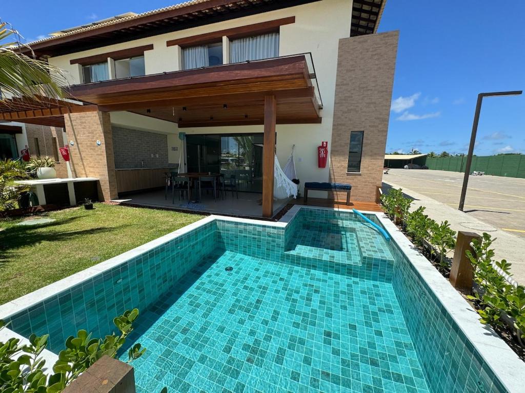 Bazén v ubytování Condominio Frente Mar 3 suites com Ar Cond piscina e Hidro privativa nebo v jeho okolí