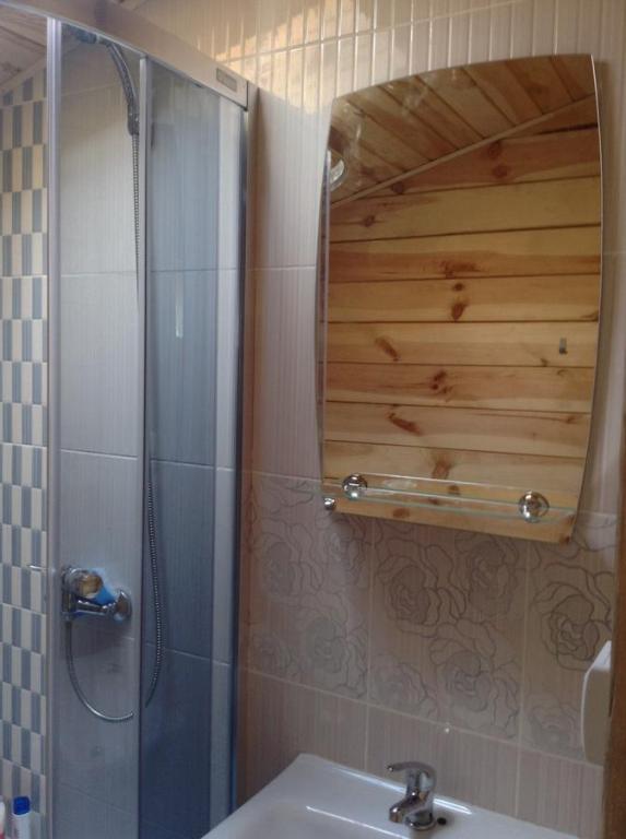 Ванна кімната в Domki 50m od nowej plaży i promenady w Mikolajkach