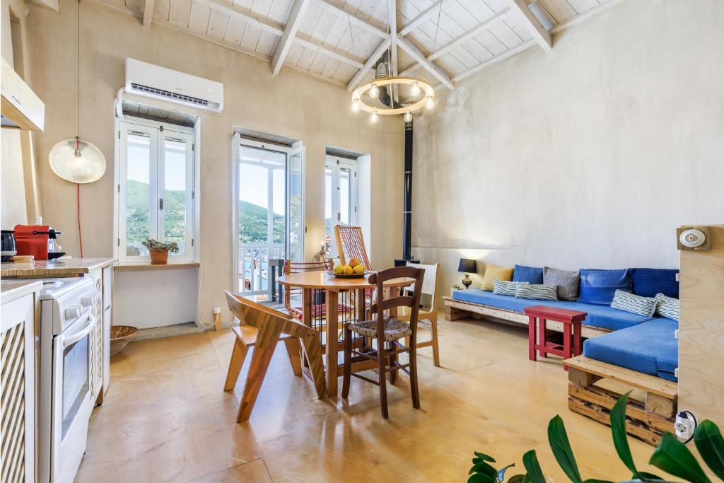 Fronisi House