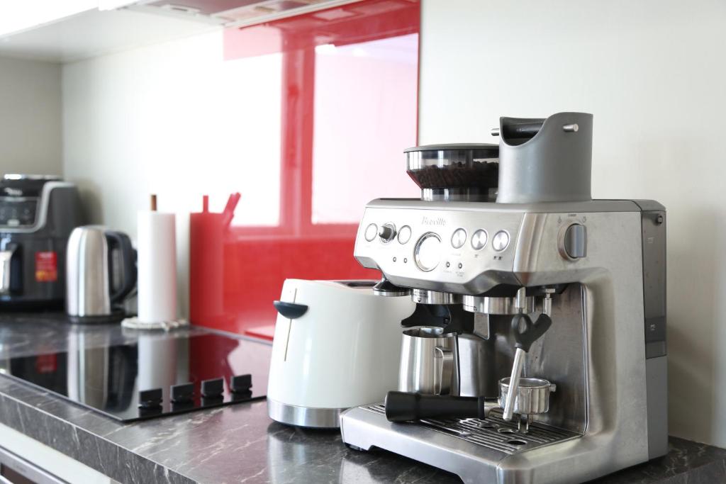 Skyline City - Entire Character Apartment - Views, Parking and Netflix - Resim 12