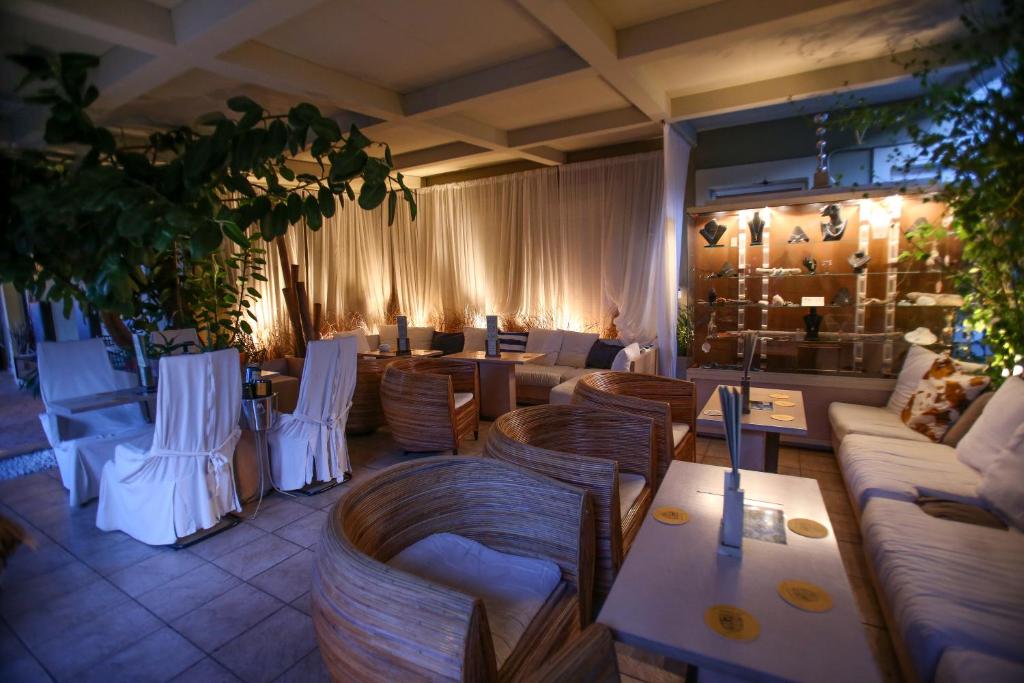 A seating area at Captain's House Hotel