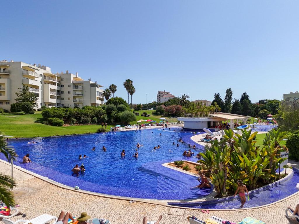 eine Gruppe von Menschen in einem Swimmingpool in einem Resort in der Unterkunft Apartment Vila Marachique Sunlime Stay in Alvor