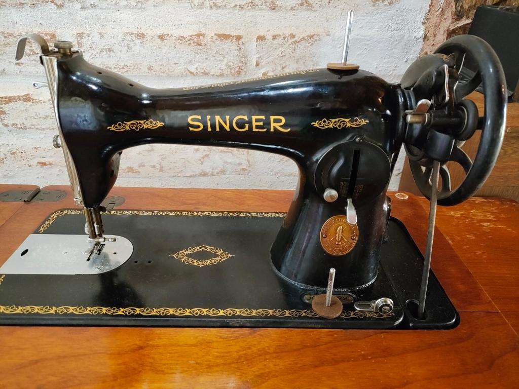 a black sewing machine sitting on top of a table at Casa Recanto Beija Flor, Monte Verde in Monte Verde