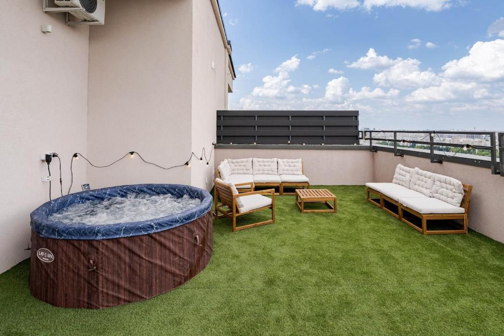 Μπαλκόνι ή βεράντα στο Downtown Skyline Penthouse w Parkview&Jacuzzi