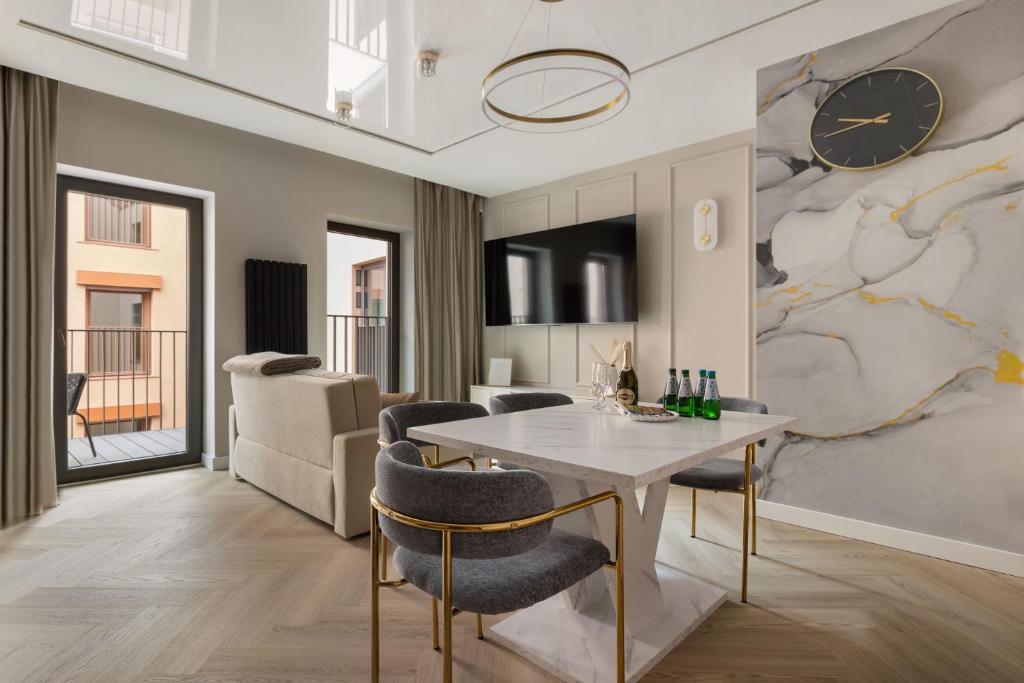 Una sala de estar con una mesa de comedor y sillas. en Gdańsk Luxury Stay, en Gdansk
