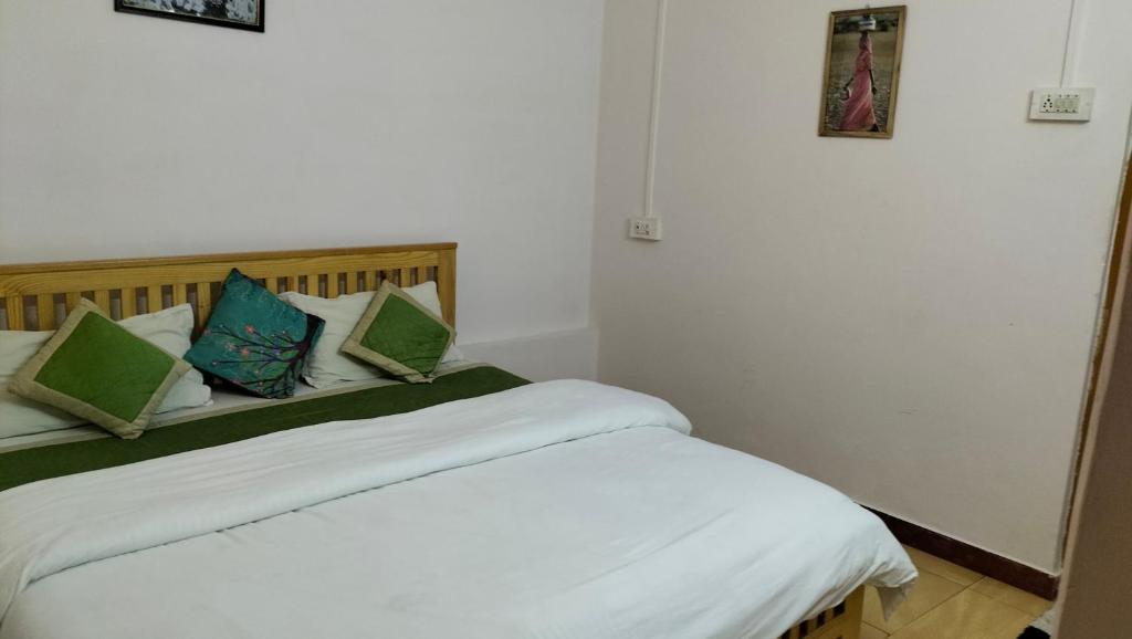 Postel nebo postele na pokoji v ubytování Hotel akty Jaisalmer