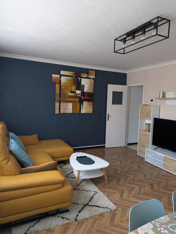 Μια τηλεόραση ή/και κέντρο ψυχαγωγίας στο Maison lumineuse 4 chambres