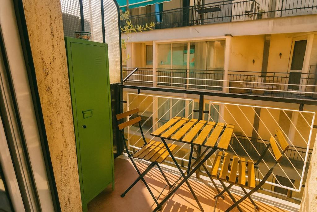 una sedia e un tavolo sul balcone di Xenia - 2rooms apt in Salita Sant'Agostino 15 a Rapallo