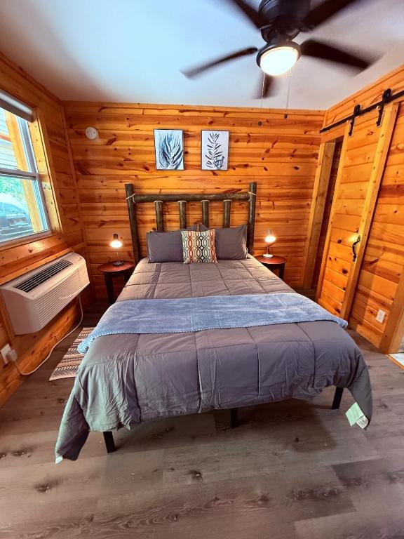 Кровать или кровати в номере Warm and Cozy Studio Haven 10 Minutes from Dollywood and Pet Friendly