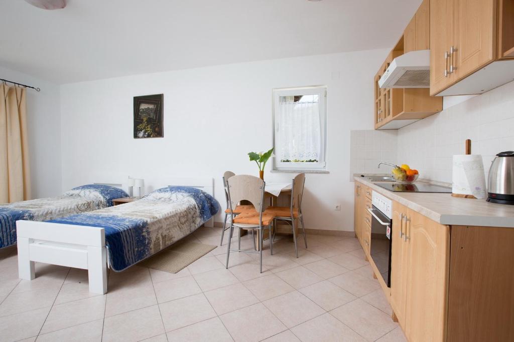 Kuchyňa alebo kuchynka v ubytovaní Apartmani Ve-Ro