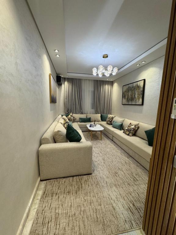 马拉喀什Résidence Soulaymane اقامة سليمان的客厅里有一张沙发和一张桌子。