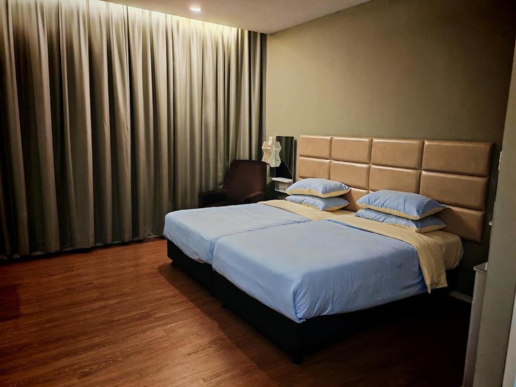 Una cama o camas en una habitación de Comfort Suite in Miri