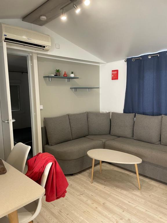 Posezení v ubytování Mobil-Home 40 M2 Camping SIBLU La Carabasse