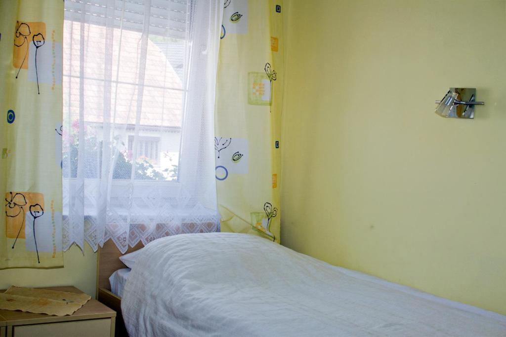 Postel nebo postele na pokoji v ubytování Guest house Bohorč