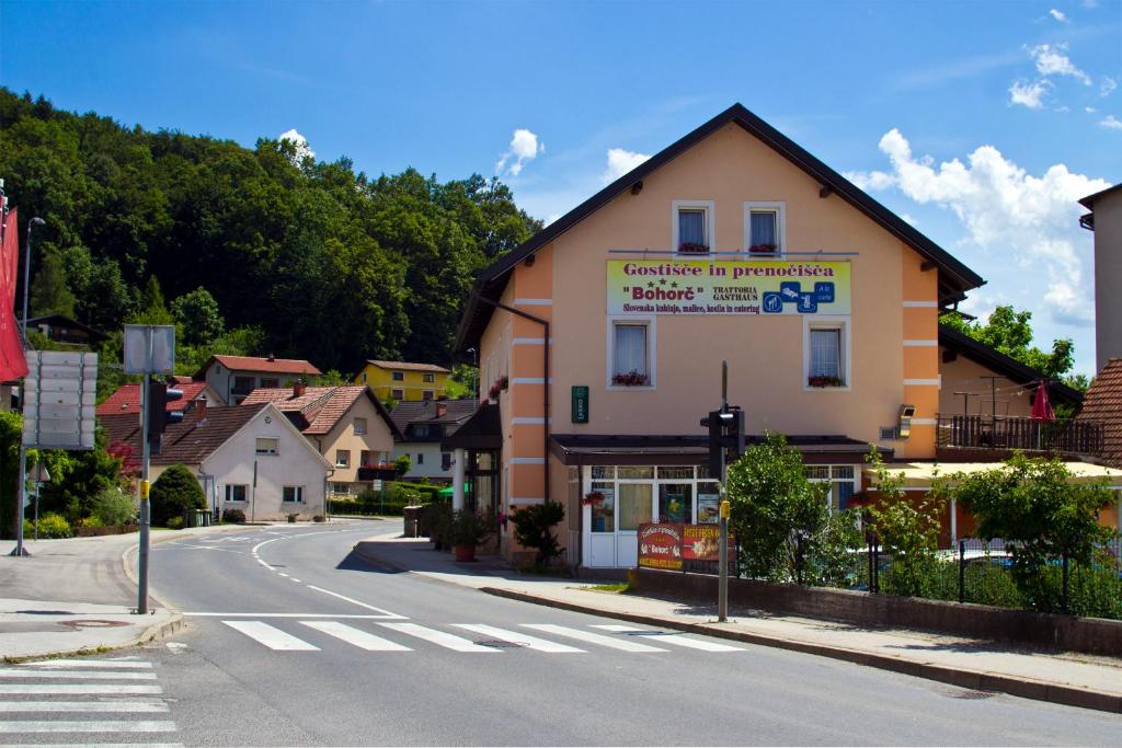 ein Gebäude an der Straßenseite in der Unterkunft Guest house Bohorč in Šentjur