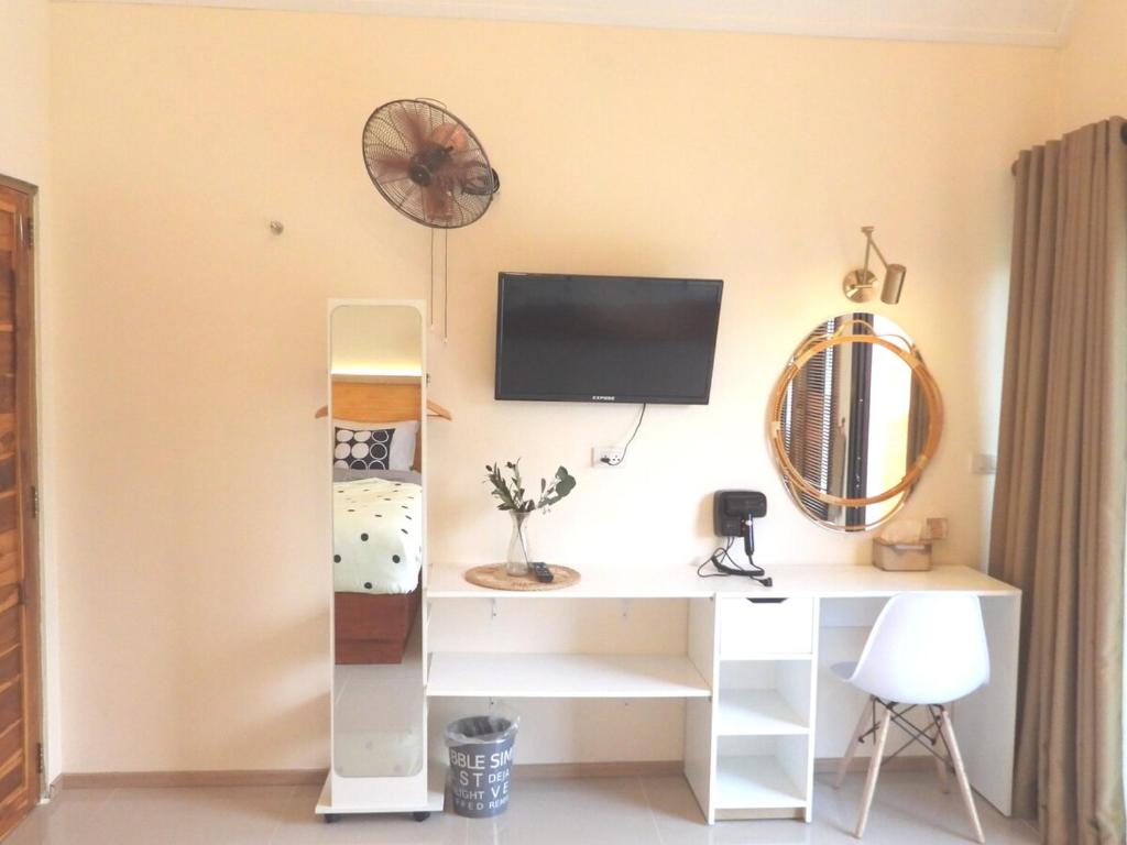 a room with a desk with a computer and a tv at Near Khao yai National Park tour and taxi services in Mu Si
