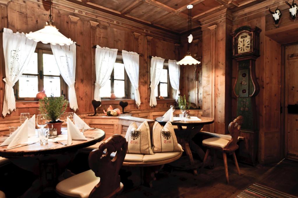 Reštaurácia alebo iné gastronomické zariadenie v ubytovaní Hotel Gasthof Perauer