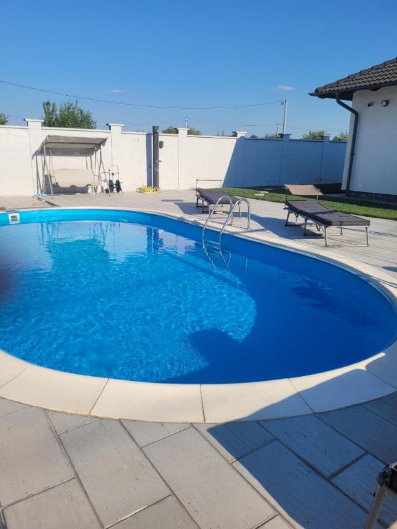 VladimirescuCasa Sofia&Miruna的庭院里的一个大型蓝色游泳池