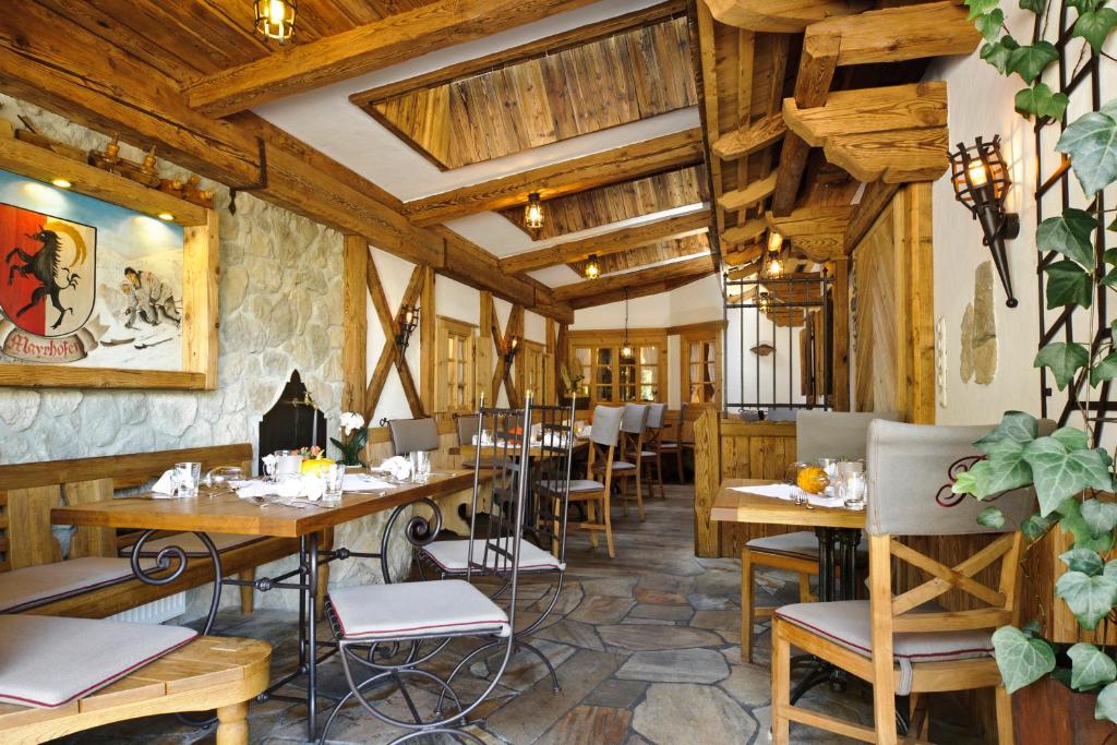 Reštaurácia alebo iné gastronomické zariadenie v ubytovaní Hotel Gasthof Perauer